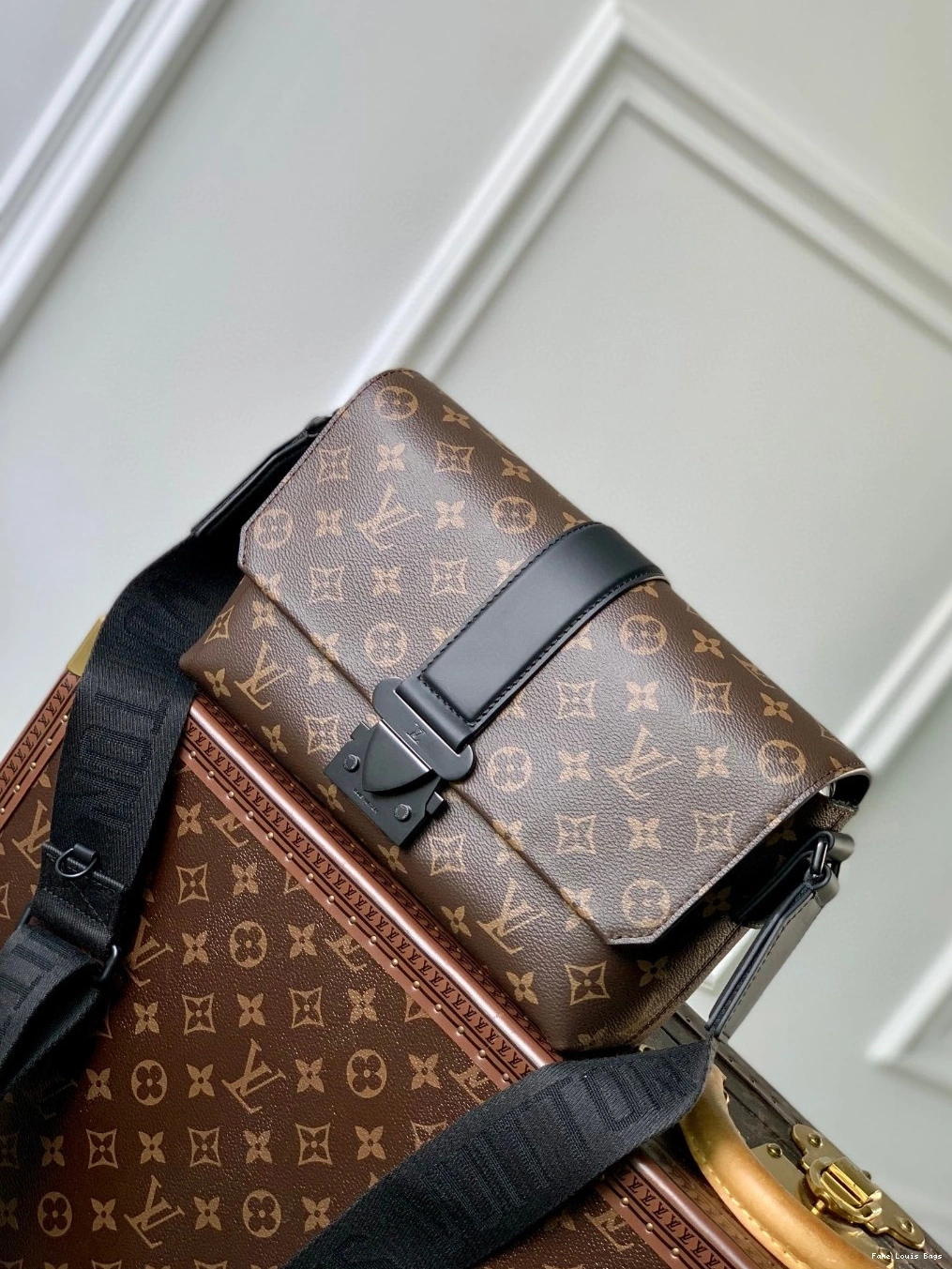 VUITTON S-Cape Messenger LOUIS 0808